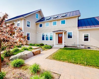 4 Bedroom 4.5BA House Vacation Rental in Waterbury-Stowe Farmhouse Units 1-3, Waterbury, VT