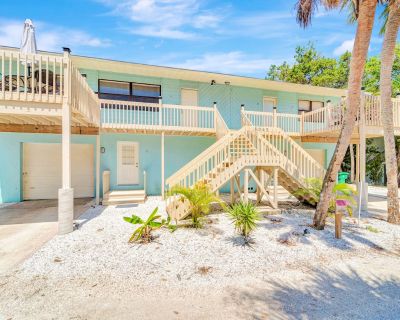 2 Bedroom 1BA Pet-Friendly House Vacation Rental in Blissful Beach Retreat A, Englewood,...