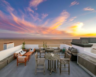 Dreamy Escape on the Sand W/ Rooftop Deck, Fast WiFi, Patio & Two Kitchens! - Balboa Peninsula
