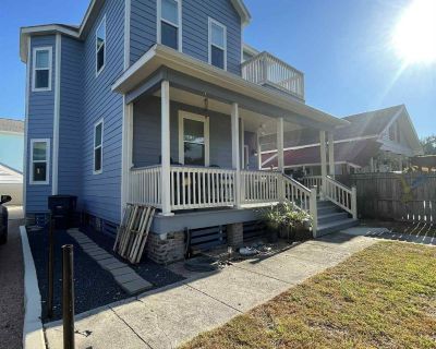 4 Bedroom 2BA 2046 ft² Furnished Home For Rent in Galveston, TX