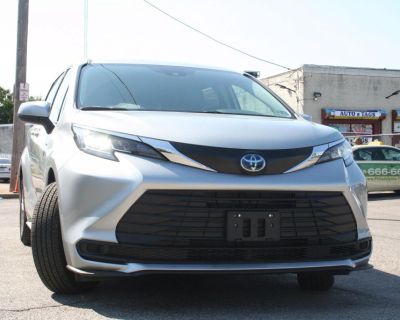 2022 Toyota Sienna LE Minivan 4D