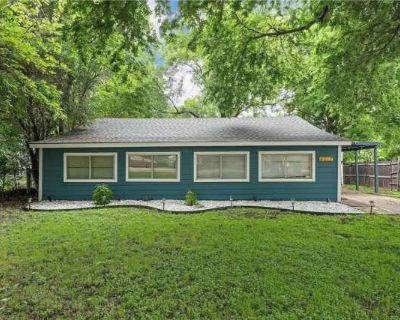 3 Bedroom 1BA 1110 ft Pet-Friendly Apartment For Rent in Beverly Hills, TX