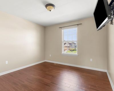 Minimum stay: 1 month. Deposit: 300. Bills included. Age preference: 18 - 39. Available for students. Furnished Room with Queen Bed, Desk & Drawers. Perfect location and less than 10 minutes from several universities and hospitals. Next to Meijer grocery store and a local bus route. Squeeky clean living. No shoes and no smoking. Month-to-Month okay. Easy going a peaceful place to stay. The perf...