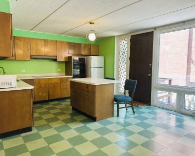 5 Bedroom 3BA 0 ft Pet-Friendly Apartment For Rent in Chicago, IL