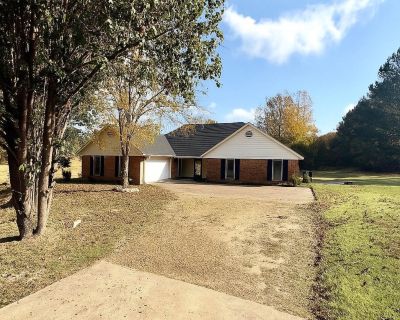 3 Bedroom 2BA 2115 ft Single Family House For Sale in Grenada, MS