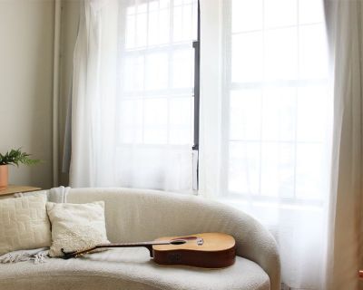 Lease term: Month to Month. $5350/month No Security Deposit. Furnished Rental. JULY + AUG + SEP HOTEL STYLE SUBLEASE 1st Floor Pre-War Studio Apartment 22nd St NYC, Tree-lined Residential Street in Heart of Manhattan Big Windows with All-Day Sunlight + Picturesque View Are you a founder or business leader looking for a short term ideal home in the heart of the city for the summer? Its yours. Wa...