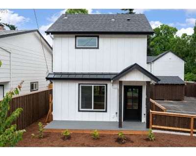 2 Bedroom 1BA 816 ft Condo For Sale in Milwaukie, OR