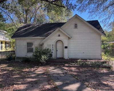 4 Bedroom 2BA 1576 ft Single Family House For Rent in Paris, TX