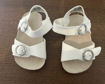 Old Navy 0-3 months sandals - like new!