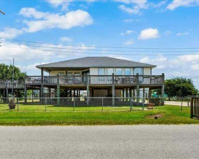 3 Bedroom 3BA 1858 ft Furnished Single Family Home For Sale in CRYSTAL BEACH, TX