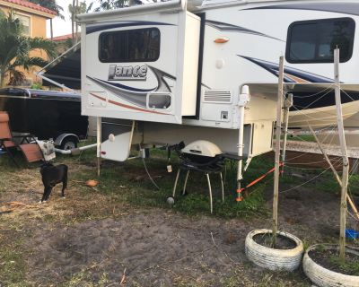 2014 Lance 855S TRUCK CAMPER