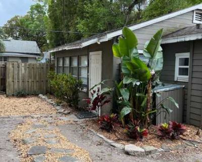 3 Bedroom 1BA 1094 ft Pet-Friendly Apartment For Rent in Orlando, FL