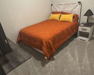 Private room with ensuite in a House with 2 roomies, Georgetown, TX 78628