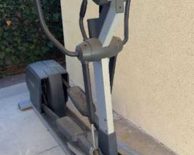 FREE Reebok Elliptical RL 900 - In working order just needs to be cleaned up and lubricated.