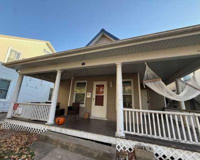 717 East Jefferson Street. image_url. In unit laundry Parking Unit Amenities in unit laundry Property Amenities parking. 5 Bedroom. 2 Bathroom. 1700 ft