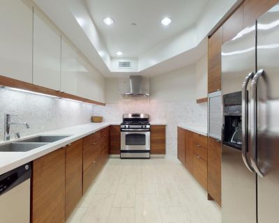 Modern Glendale apartment with shared courtyard (Has an Apartment) on iROOMit....