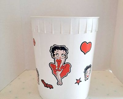 Plastic bucket with Betty Book stickers