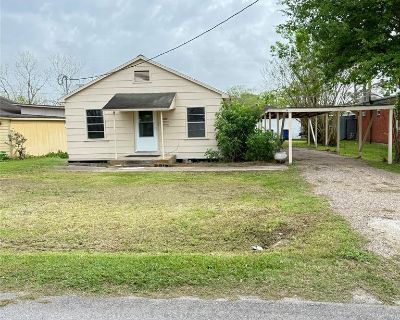 2 Bedroom 1BA 720 ft Single Family Detached House For Rent in Sweeny, TX