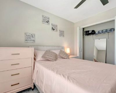 Private room with shared bathroom in a Townhouse with 1 roomie