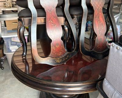 Gorgeous Breakfast table and chairs