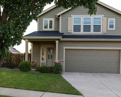 3 Bedroom 2.5BA 1838 ft Furnished Pet-Friendly Apartment For Rent in Medford, OR