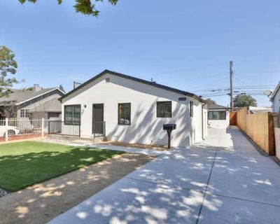 1940 ft Duplex For Sale in REDWOOD CITY, CA