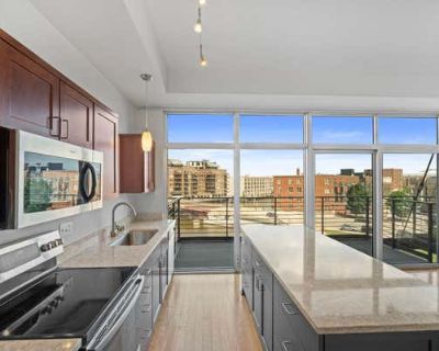 1 Bedroom 1BA 678 ft Condominium For Sale in MILWAUKEE, WI