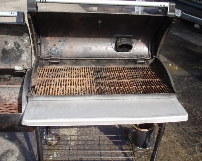 ALMOST NEW NEW BRAUNFIELD SMOKER /GRILL COMBO