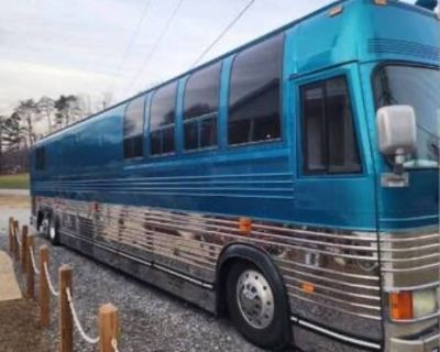 Privately owned 1997 Prevost XL Entertainer - Sleeps 9