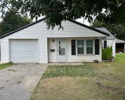 3 Bedroom 1BA 1118 ft Pet-Friendly Apartment For Rent in El Reno, OK