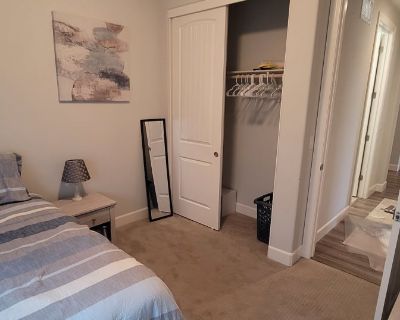 Private room with shared bathroom in a House with 2 roomies, Hollister, CA 95023