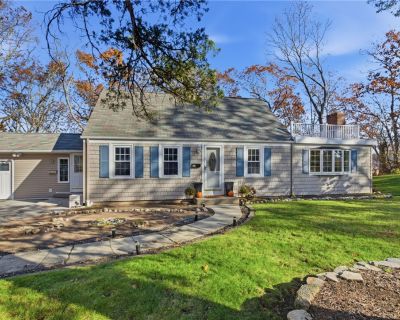 3 Bedroom 2BA 1469 ft Single Family House For Sale in Warwick, RI