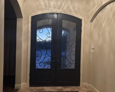 Total rooms: 2. Deposit (Room 1): $300.00 * Deposit (Room 2): $1,400.00 * Utilities included?: Yes * Fees apply?: No. References required. No preference. Non-smoking. Couples are welcome. Age preference: 21. Furnishings: Unfurnished * Parking: Yes * Garage: Yes * Yard/patio: Yes * Balcony/roof terrace: No * Disabled access: No * Living room: shared * Broadband included: Yes. Availability Availa...