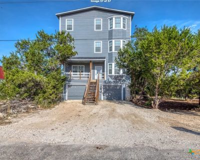 5 Bedroom 2BA 3096 ft Single Family House For Rent in Canyon Lake, TX