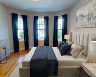 Queen bedroom in 4 bed/1 bath home in Dorchester Center #567 D