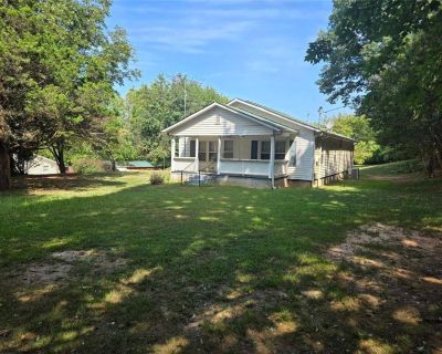 3 Bedroom 1BA 1288 ft Single Family House For Sale in Gainesville, GA