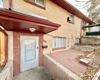 3 Bedroom 1BA 960 ft Pet-Friendly Apartment For Rent in Denver, CO