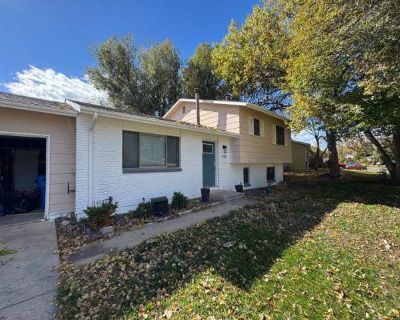 Great Tri-level home-Half of November Free!. image_url. In unit laundry Dishwasher Dogs allowed Pool Air conditioning Ceiling fan Unit Amenities air conditioning ceiling fan dishwasher in unit laundry microwave oven range refrigerator Property Amenities on-site laundry pool dogs allowed. Pets allowed. 3 Bedroom. 2.5 Bathroom. 1520 ft