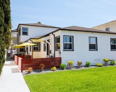 815 W Glenoaks Blvd. Modern, bright and freshly remodeled front facing one bed one bath now available in prime Glendale, Building has undergone a beautiful top to bottom renovation that has everything you've been looking for with only one shared wall and no one living above you. Black and white colors create a designer feel and features a gorgeous front patio that comes with new table and umbre...