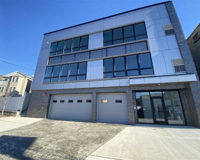 128 KENNEDY BLVD, 302. BEAUTIFUL, BRAND NEW 1 BEDROOM, 1 BATH APT. WITH HARDWOOD FLOORS THRUOUT. NEW STAINLESS STELL APPLIANCES.CENTRAL AIR AND HEAT. WASHER/DRYER IN THE UNIT. PETS ACCEPTED ON A CASE BY CASE BASIS. 300$ PET FEE, PLUS 35$ PER MONTH. PARKING IS AN EXTRA 150$ PER MONTH.VACANTAND EASY TO SEE.. 1 Bedroom. 1 Bathroom. 700 ft