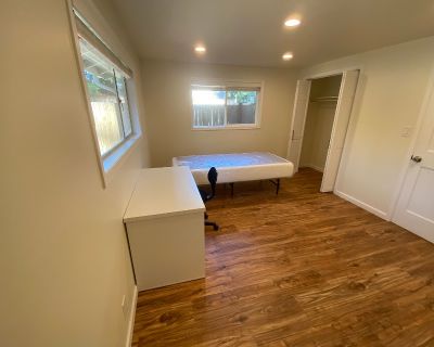 200 ft Furnished Room For Rent in Bellevue, WA