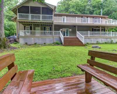 4 Bedroom 5BA Cabin Vacation Rental in Laurel Lodge at Mountain Cove, Dahlonega, GA