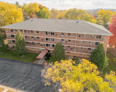 2 Bedroom 1BA 895 ft Condo For Sale in Middleton, WI