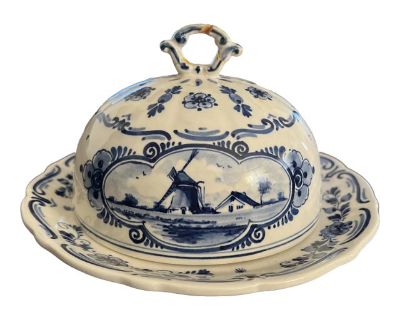 Hand Painted Delft Blue Covered Cheese Butter Domed Dish Features: - made in Holland - signed as pictured on base - beautifully handpainted design - plate diameter: 7.25"; height 3.75" - clean and ready to use pre-owned condition; previous repair to handle on dome as pictured -. Dimensions 8 W 8 D 4 H Styles Rustic European Period 1970s Country of Origin Netherlands Item Type Vintage, Antique o...