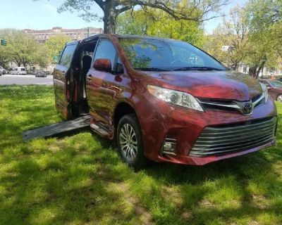 2018 Toyota Sienna XLE Mobility Wheelchair In-Floor Ramp $39,995