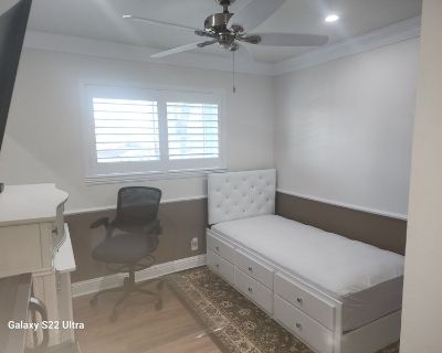 Furnished Room for Rent - Furnished Room Available Immediately