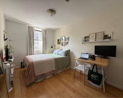 Total rooms: 3. Deposit: $0.00 * Utilities included?: Some. Non-smoking. Furnishings: Unfurnished * Disabled access: * Living room: No. Availability Available Dec 08 2025 Minimum term 12 months Maximum term None. Posting to help my roommate as I m sadly leaving this beautiful apartment in Fort Greene after 3 years! She will be staying, a new tenant is lined up for room 2, and we are hoping to f...