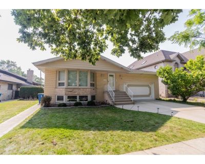 4 Bedroom 4BA 4712 ft² Residential For Sale in Oak Lawn, IL