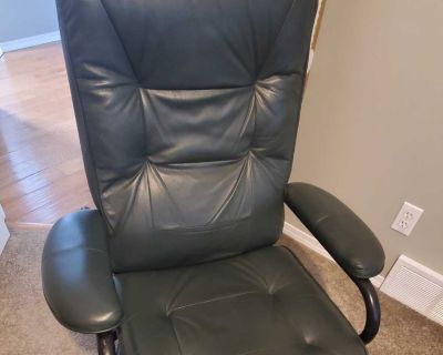 Leather Recliner Chair w/OttomanGUC