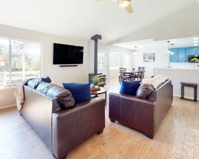 3 Bedroom 2BA House Vacation Rental in Five Oaks Circle Ranch, Oakhurst, CA